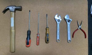 出工具箱和工具一套（改锥 * 3、扳手 * 2、锤子、钳子）