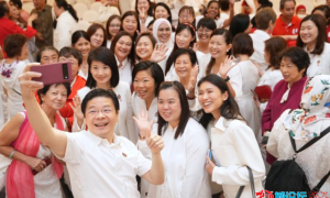 新加坡准总理在“妇女团”很嗨皮！很受女同胞欢迎！