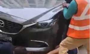 新加坡少女被压在车底危及生命，外籍客工合力抬车救人