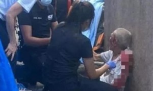 新加坡80岁老汉为老伴出头血染街道，网友：汗！吴三桂来…