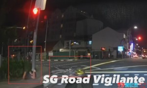 视频|新加坡骑士与交警公路“飙车”，骑士直接飞车撞上交通灯