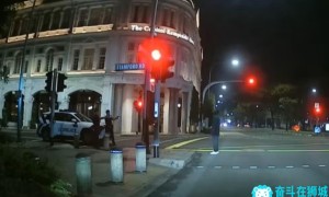 视频|新加坡青年持斧头当街砍人、叫嚣警方、嚣张异常