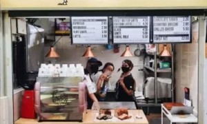 “大鸡”咖啡馆在新加坡走红：从法律到咖啡，她用心援助难民