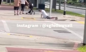 视频|新加坡安哥十字口做“下体撑”，网友：姿势不可描述！太销魂！
