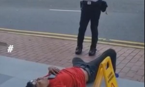 视频|新加坡男子酒驾躺地装“内马尔”，警方“送”手镯、坐宝马