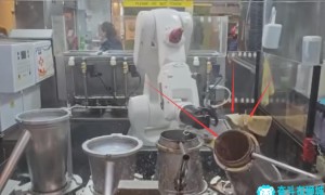 视频|新加坡咖啡机器人翻车！网友：烟火气还是人靠谱！