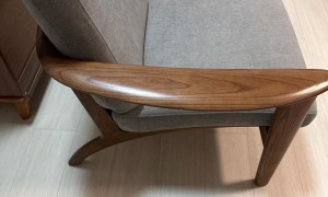 便宜出售-实木单人沙发S$170