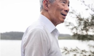 新加坡总理李显龙两周内“二阳”，网友安慰：老天都让总理多休息