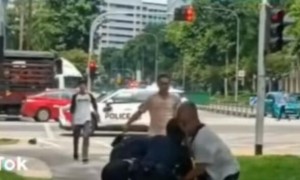 视频|新加坡女警保护社区奋力出手！路人奋勇相助合力擒贼！