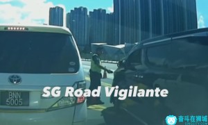 视频|马来西亚车辆彪悍冲破新加坡警戒路障，堪称现实版的《狂飙》
