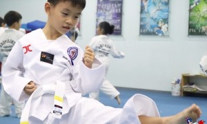 Students rise to the new challenges that Taekwondo presents them 学生们迎接跆拳道给他们带来的新挑战