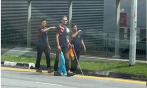 视频|新加坡三名男子停车助障老妇过马路，感动万千网友