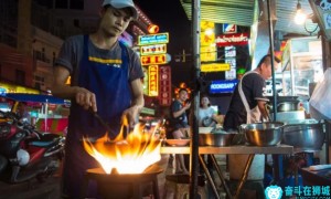 味美脾气燥，食客自愿挨骂？这才是新加坡的街头美食文化？