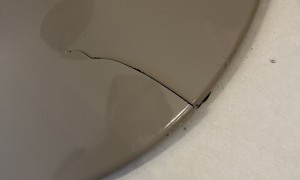 聘请一个师傅修理塑钢桌角裂口