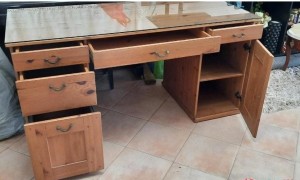 实木书桌长154x宽65x高74 cm出售