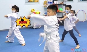 学生练习花样以提高跆拳道和对练技巧Students practised patterns to improve taekwondo and sparring techniques