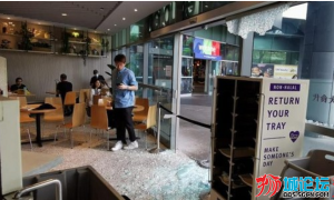 视频|突发！新加坡食阁玻璃门突然爆裂，碎片满地、场面…