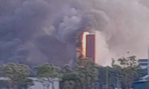 视频|新加坡发生恐怖大火，高耸建筑被烧得摇摇欲坠、预…