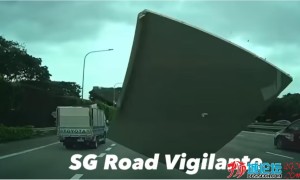 视频|新加坡一辆货车掉落木板砸中汽车，网友大呼：这是…