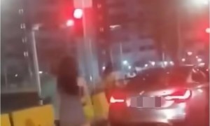 视频|新加坡宝马男当街打女人，女目击者现场拍照遭砸车…