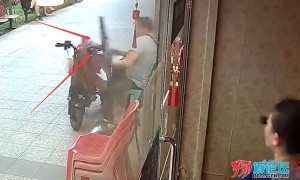 视频|新加坡残疾男子遭天降玻璃窗砸伤，距离头部仅20厘米