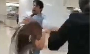 视频|新加坡闹事再现男打女事件，无视警方到场险袭警