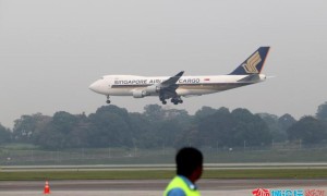 新加坡航空货运机火警在中国香港紧急迫降，应对获网友点赞
