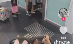视频|外国男子推双娃婴儿车在新加坡乘电梯遭挤兑，感叹：素质！素质！
