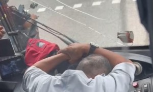 巴士司机在新加坡为闪摩托车撞碎车窗，司机崩溃：怎么赔钱