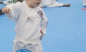 TKD helps kids focus on each new skill to achieving a new level 跆拳道帮助孩子们专注于掌握每一项新技能，作为实现更大目标的下一步
