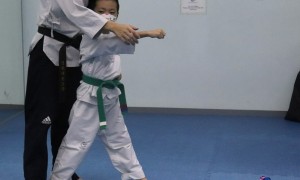 TKD teaches how to use force, speed N snap to produce harder punches. 跆拳道教导学徒如何使用力量、速度和弹击来产生有力的拳击