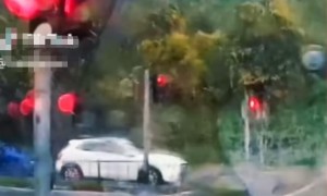 视频|新加坡大雨天交通灯突然炸裂，网友拍下爆炸瞬间