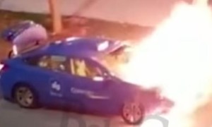 视频|新加坡一辆德士运行中突然起火，烟雾弥漫、爆破声破空而出