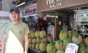新加坡榴莲变“卷莲”，卖榴莲送榴莲、卖榴莲送理发