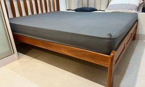 1.5米纯实木床，床架九成新床垫八成新，结实牢固