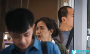 新加坡妇女声称“主权”，法庭高喊“袋鼠法庭”、庭下报警抓警察
