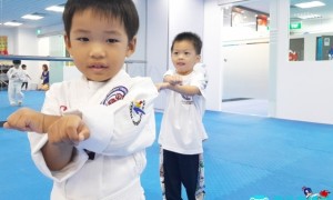 TKD teaches kids 2 repeatedly practice simple but practical movements 教学生反复练习简单但实用的动作