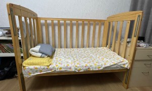 出售实木婴儿床/儿童床0-5岁可睡
