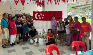格调瞬间拉满！一群华人阿姨在新加坡靠塑料袋点亮国庆氛围走红！