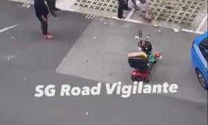视频|拖把乱舞！新加坡“铁拐李”与司机街头大战，最终反杀出乎意料