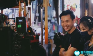 靠学华语走红的新加坡导演又火了，宠妻“宠”出一部纪录片