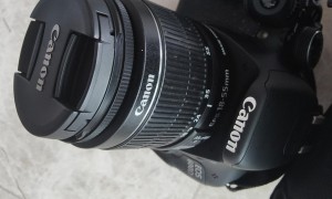 出售佳能600D+EF-S 18-55mm镜头+三脚架+相机包