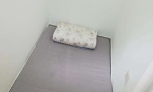 新的公寓小房间放一张床垫，月租500新币。