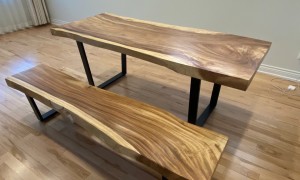 因为装修换风格，所以出一套闲置二手实木餐桌和餐椅。都是整块实木，很厚实 …